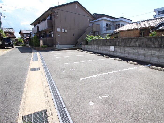 物件外観写真3　(駐車場)