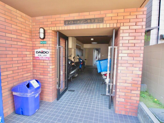 物件外観写真2　(エントランス部分)