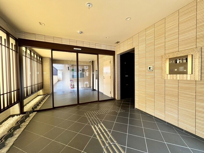 物件外観写真2　(エントランス部分)