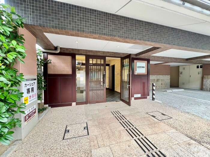 物件外観写真3　(エントランス部分)