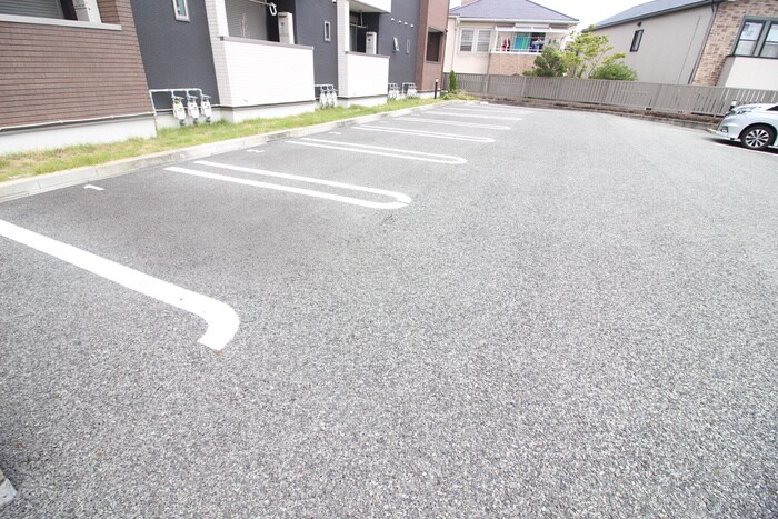 物件外観写真5　(駐車場)