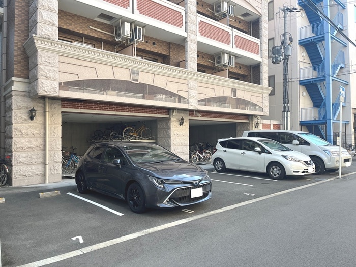 物件外観写真5　(駐車場)