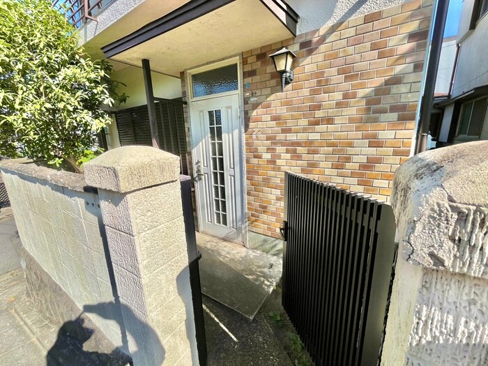 物件外観写真6　(エントランス部分)