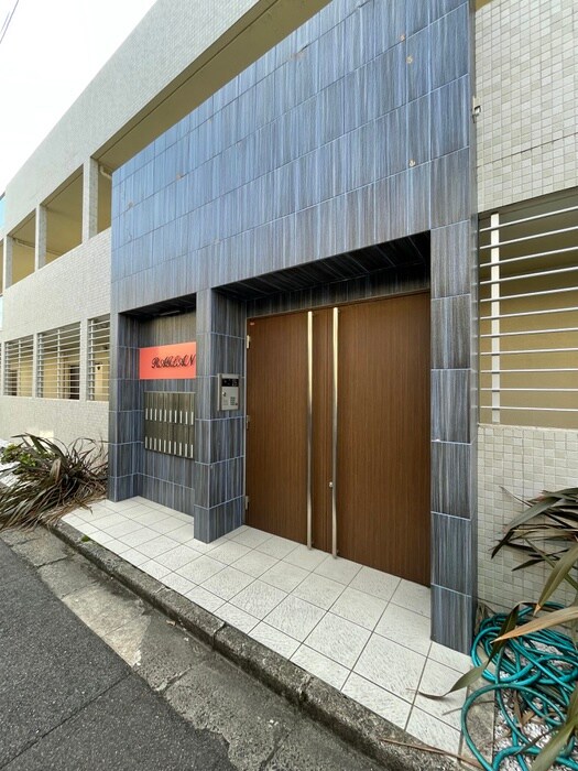 物件外観写真3　(エントランス部分)