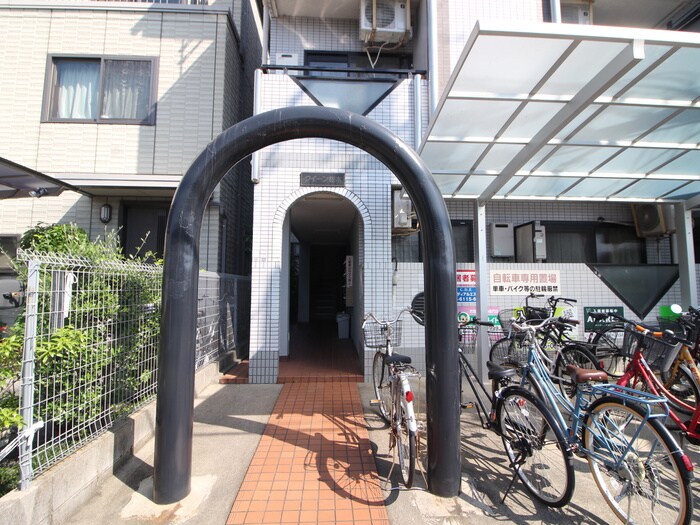 物件外観写真2　(エントランス部分)