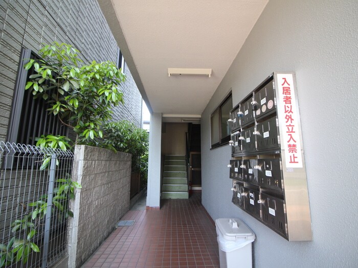 物件外観写真4　(エントランス部分)