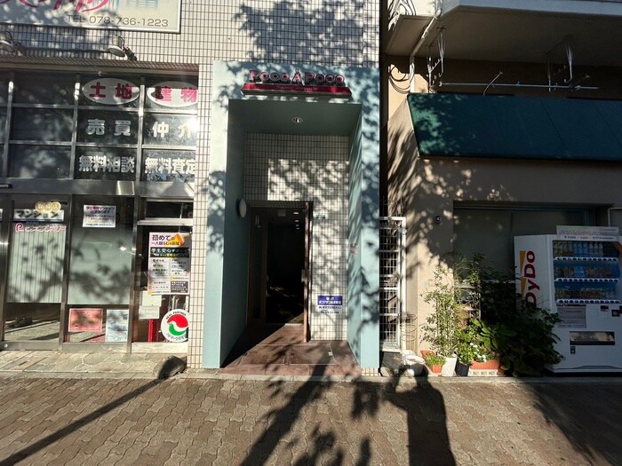 物件外観写真3　(エントランス部分)