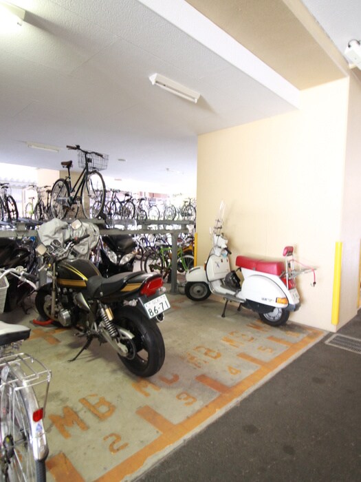 物件外観写真6　(バイク置き場)