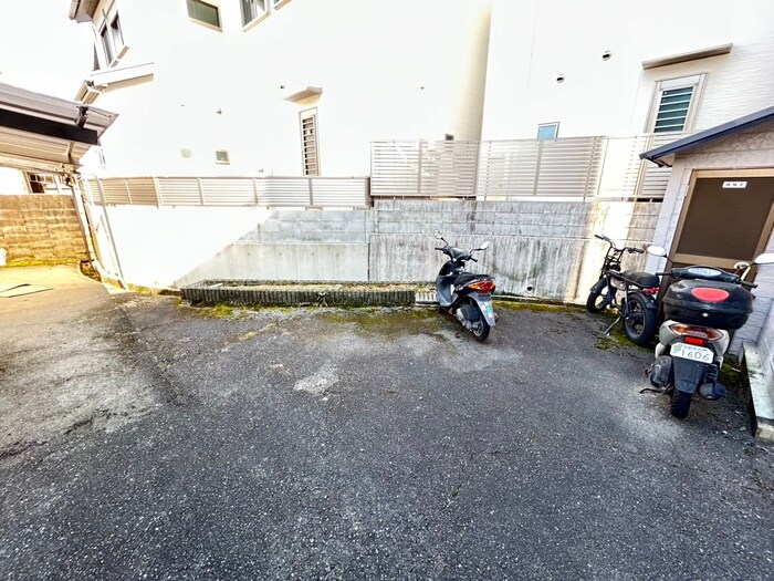 物件外観写真5　(駐輪場)