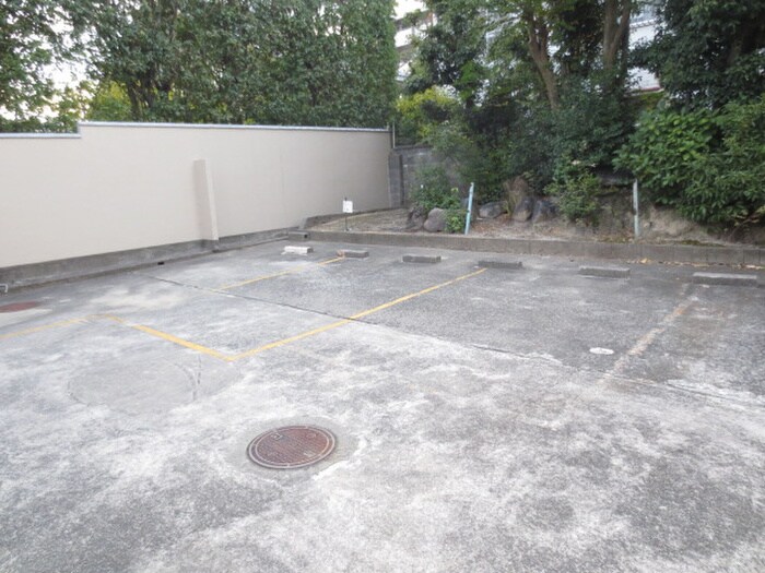 物件外観写真5　(駐車場)