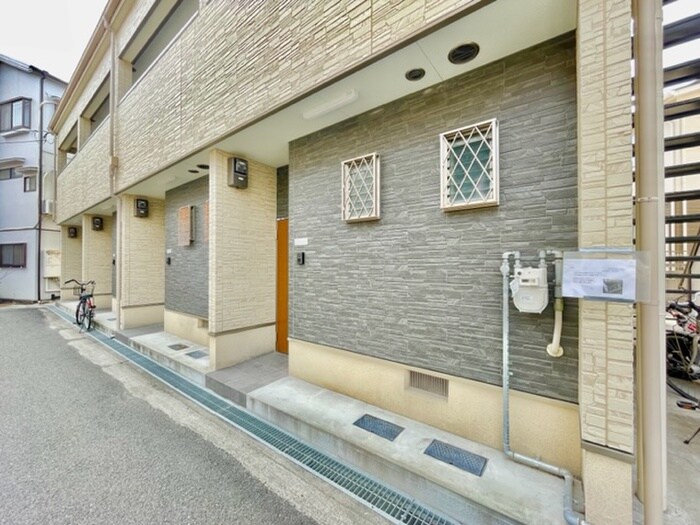 物件外観写真3　(エントランス部分)