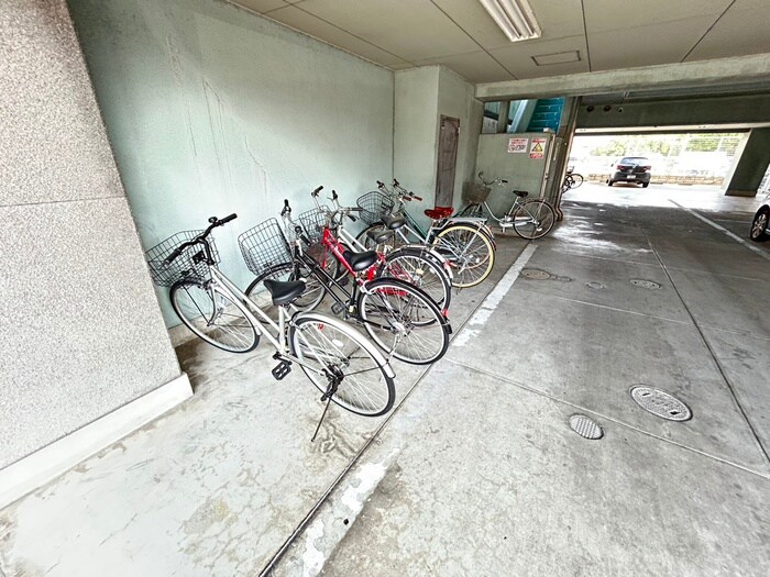 物件外観写真2　(駐輪場)