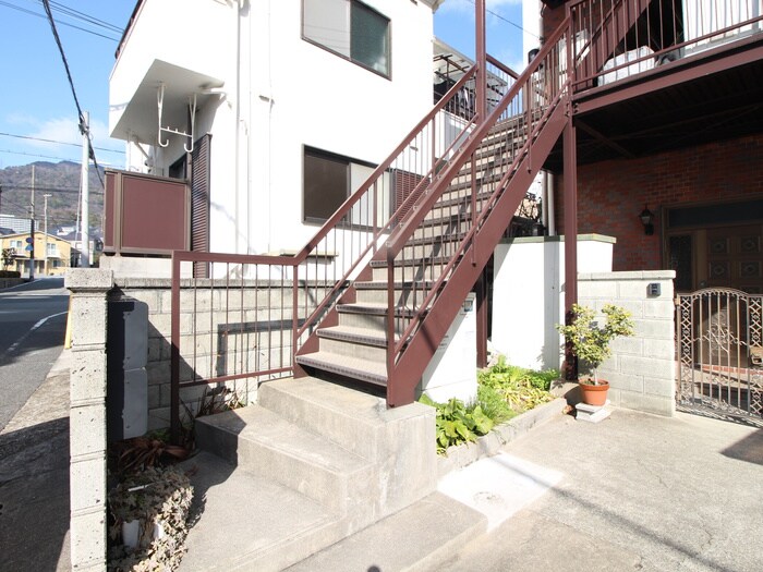 物件外観写真2　(エントランス部分)