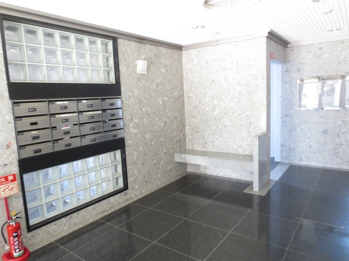 物件外観写真4　(エントランス部分)