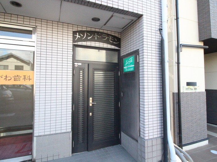 物件外観写真2　(エントランス部分)