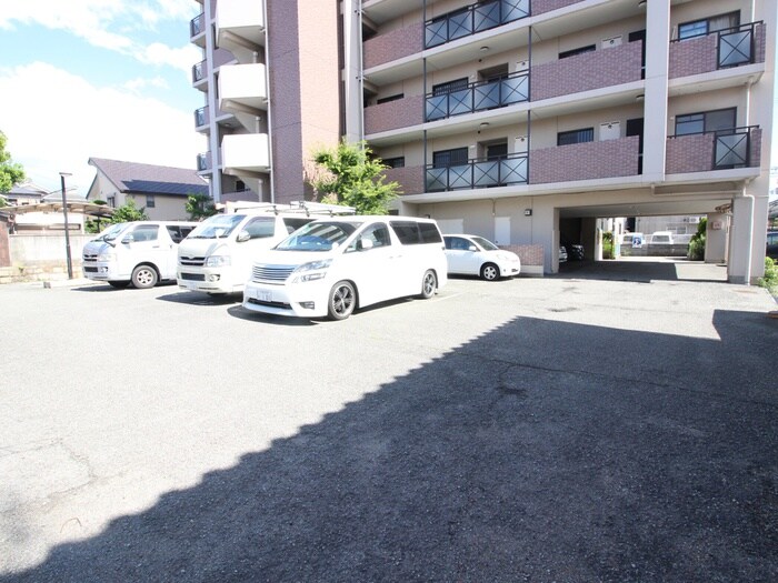 物件外観写真4　(駐車場)