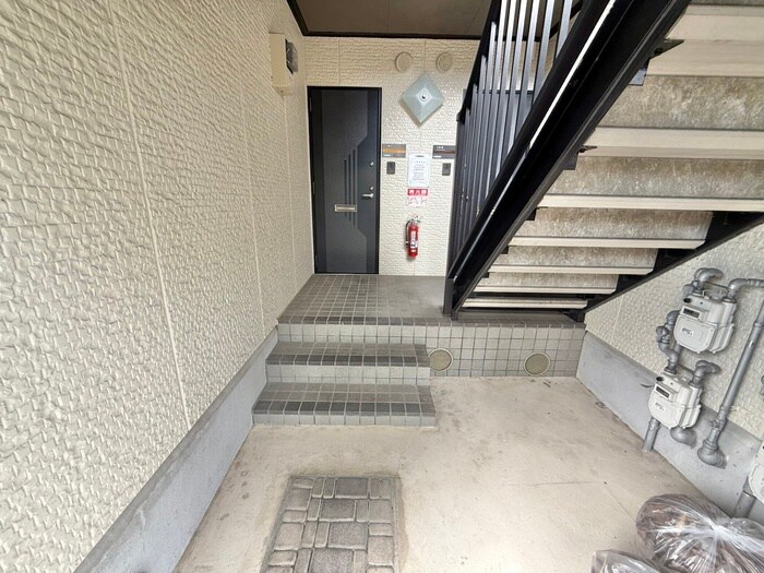 物件外観写真3　(エントランス部分)