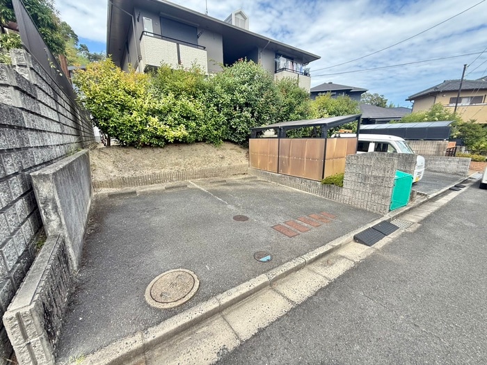 物件外観写真5　(駐車場)