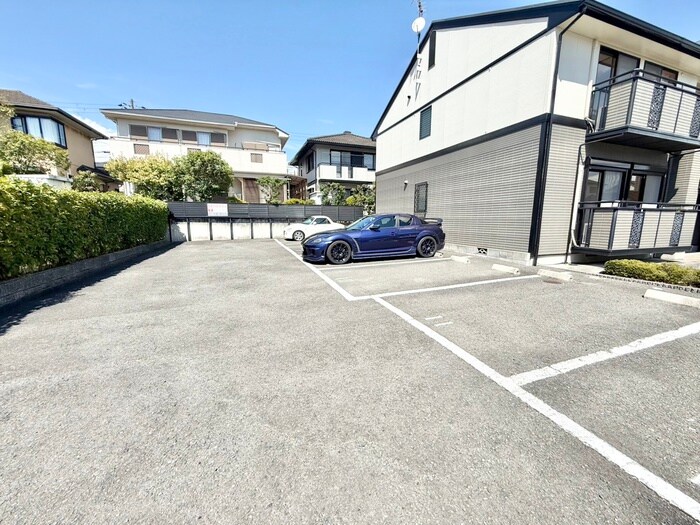 物件外観写真3　(駐車場)