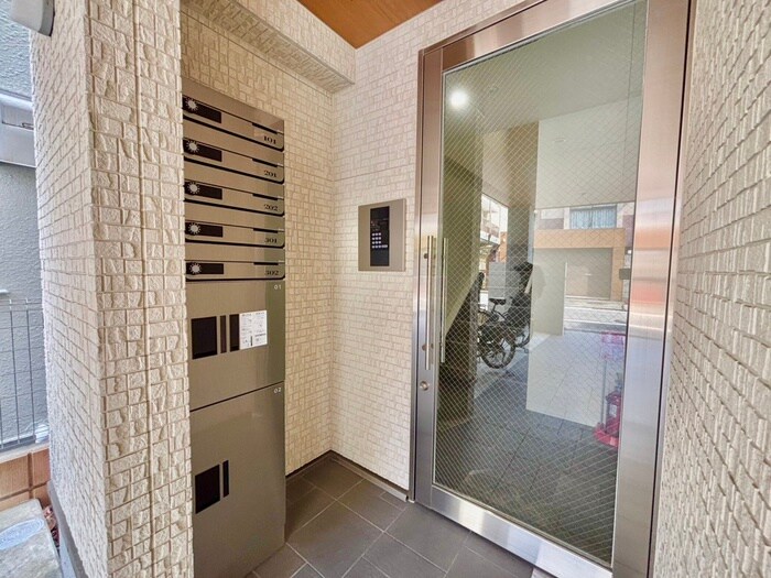 物件外観写真4　(エントランス部分)