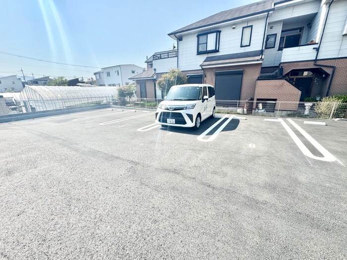 物件外観写真3　(駐車場)