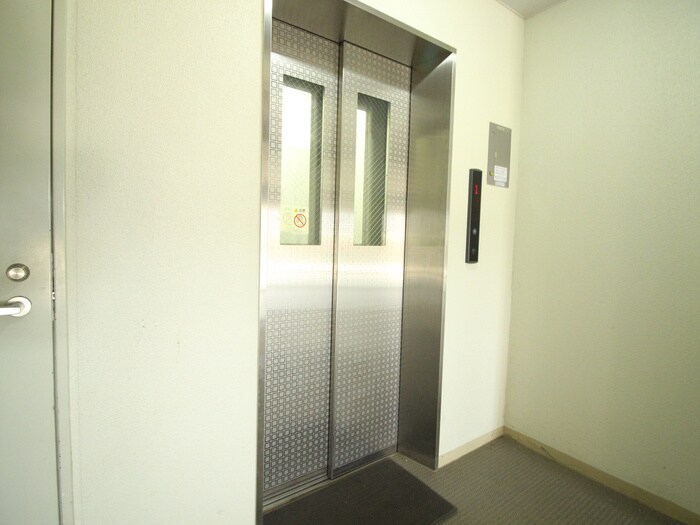 物件外観写真6　(エントランス部分)