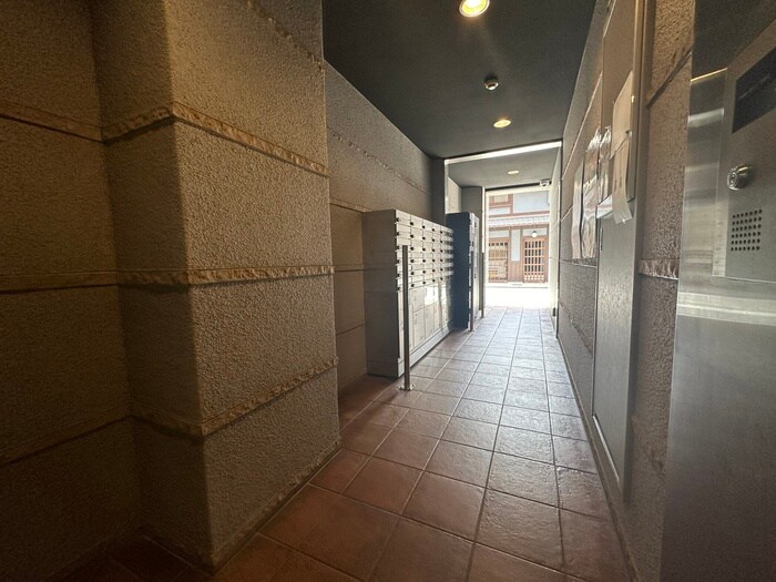 物件外観写真2　(エントランス部分)