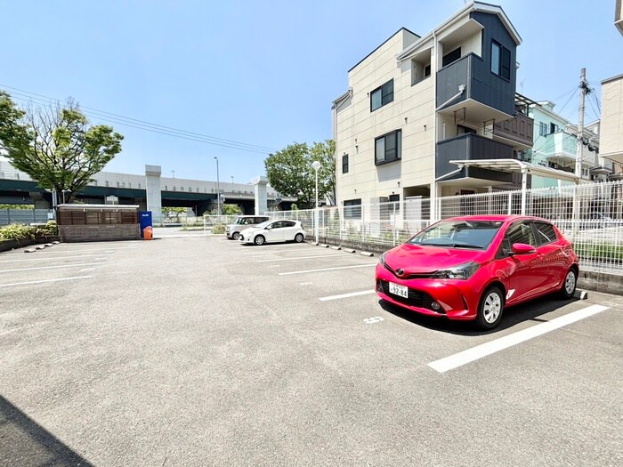 物件外観写真6　(駐車場)