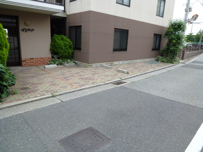 物件外観写真5　(駐車場)