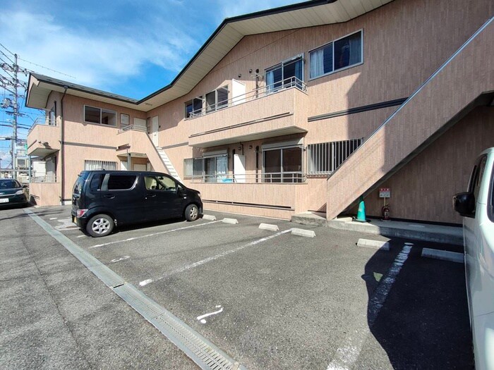 物件外観写真3　(駐車場)