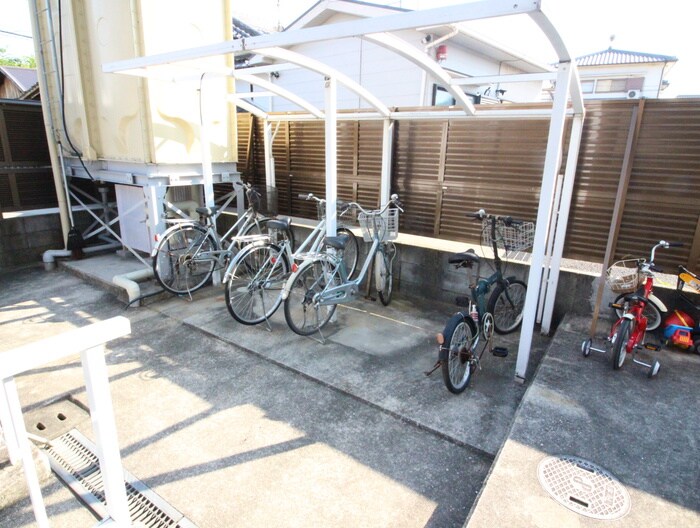 物件外観写真4　(駐輪場)