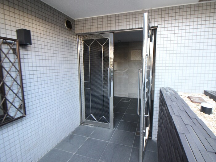 物件外観写真4　(エントランス部分)