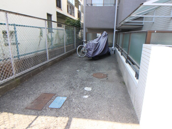 物件外観写真5　(バイク置き場)