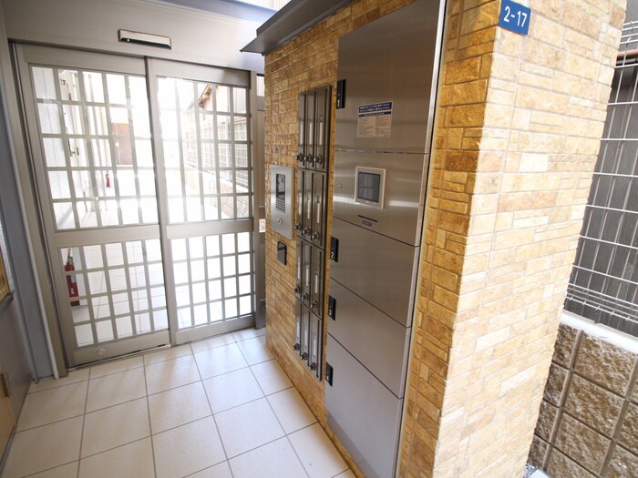 物件外観写真3　(エントランス部分)