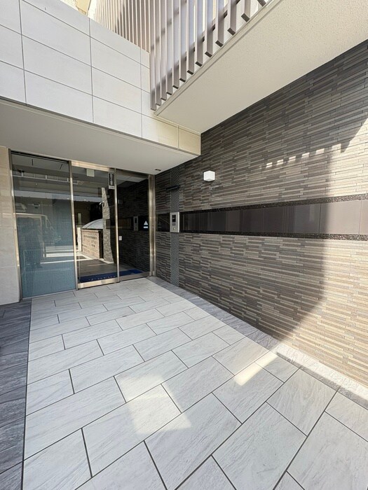 物件外観写真3　(エントランス部分)