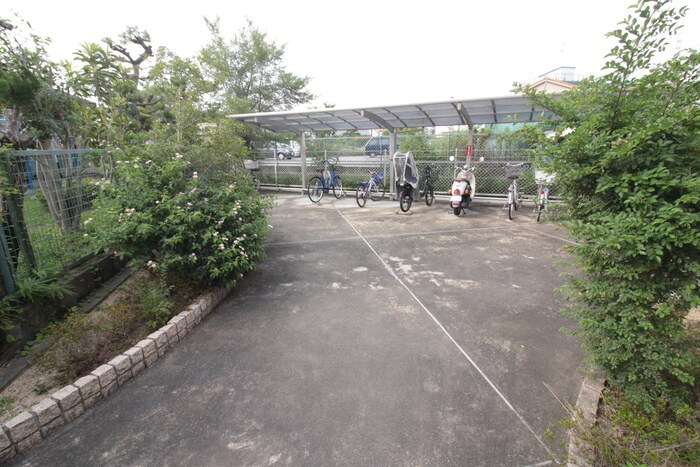 物件外観写真2　(駐輪場)