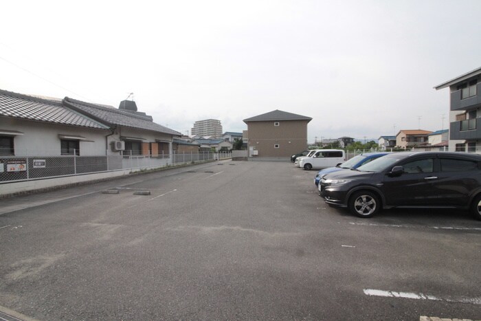 物件外観写真4　(駐車場)