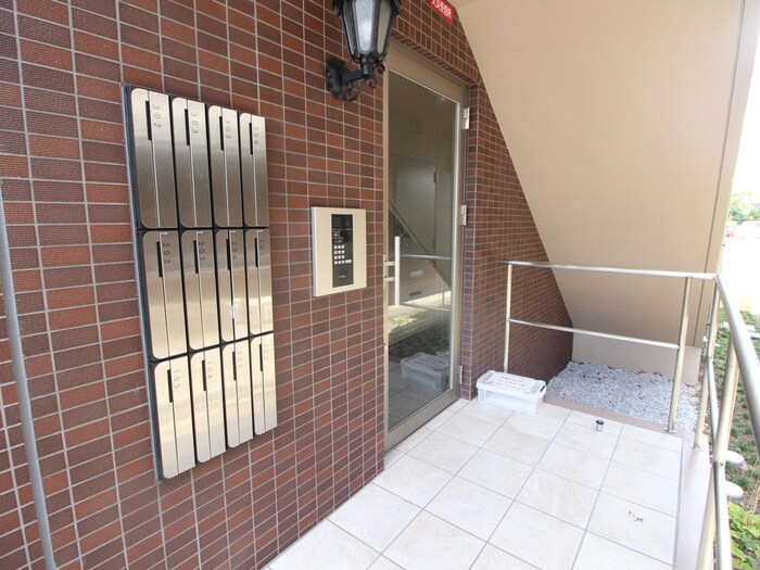 物件外観写真2　(エントランス部分)