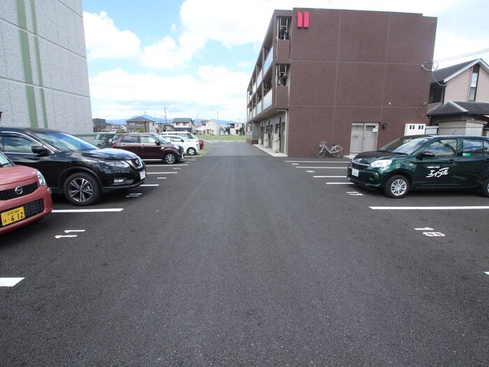 物件外観写真3　(駐車場)