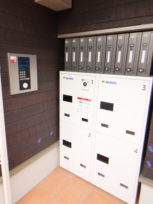 物件外観写真3　(エントランス部分)