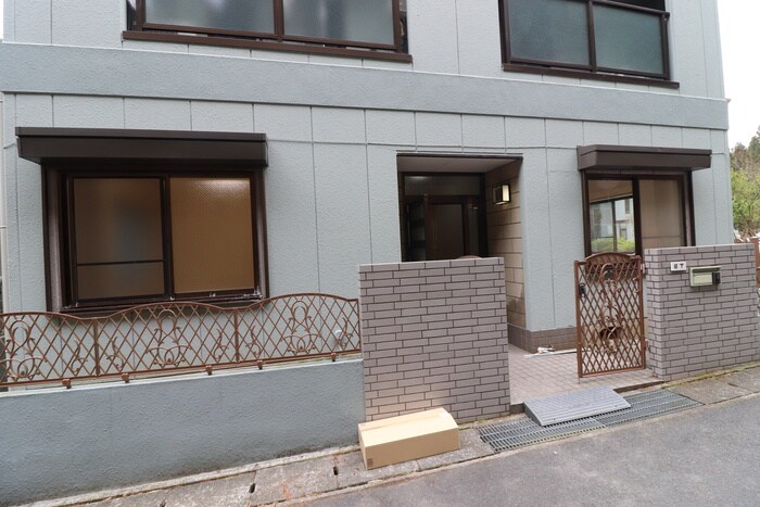 物件外観写真6　(エントランス部分)