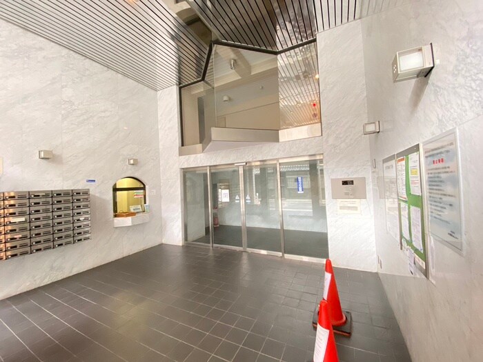 物件外観写真2　(エントランス部分)