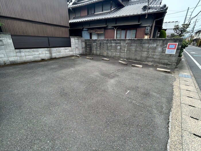 物件外観写真3　(駐車場)