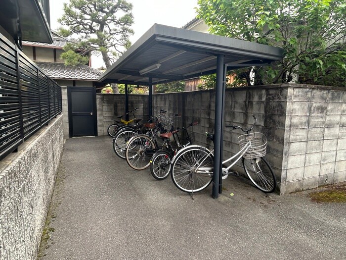 物件外観写真4　(駐輪場)