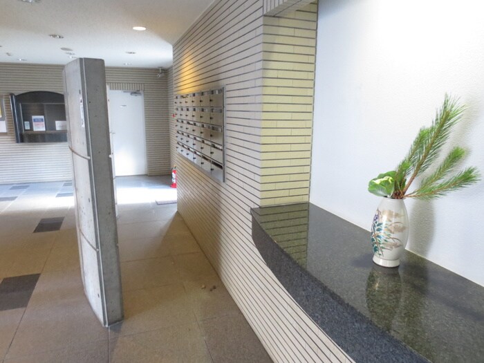 物件外観写真6　(エントランス部分)