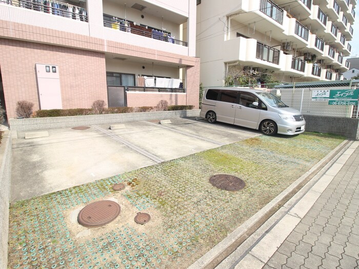 物件外観写真3　(駐車場)