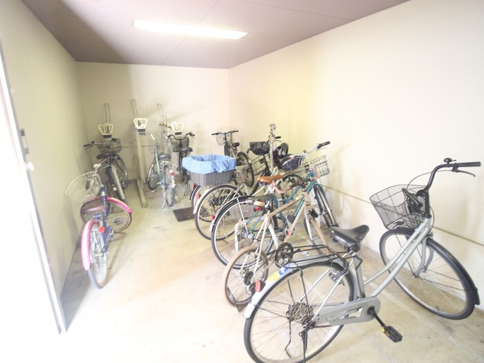 物件外観写真4　(駐輪場)