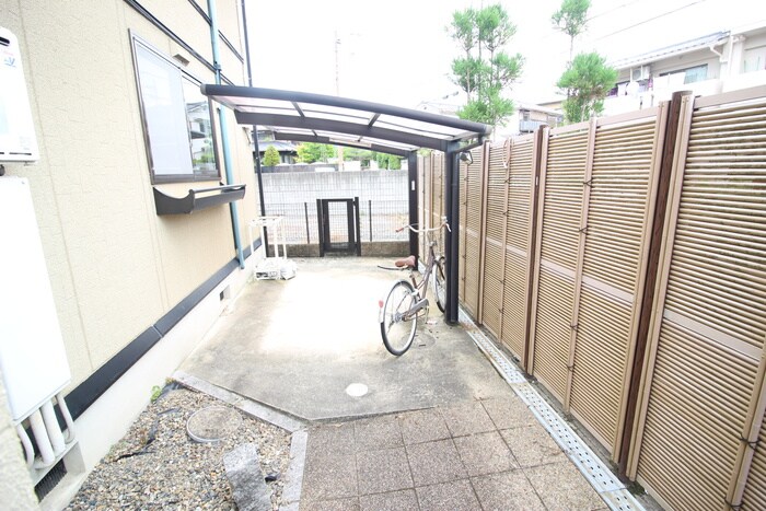 物件外観写真3　(駐輪場)