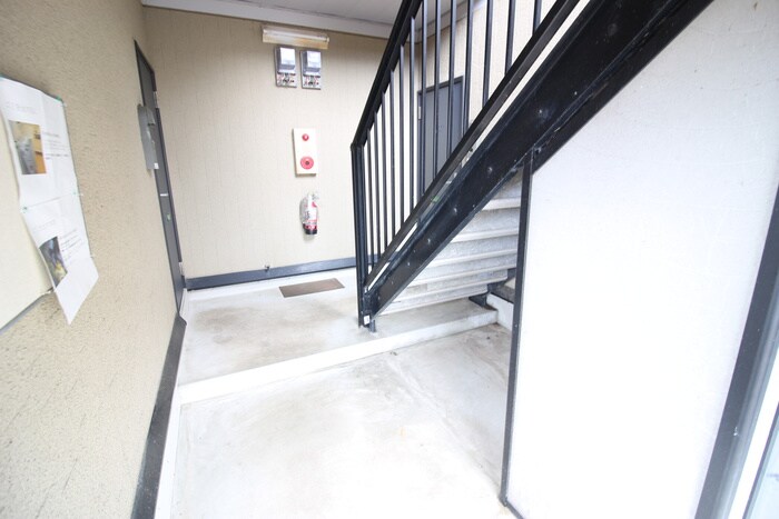 物件外観写真4　(エントランス部分)