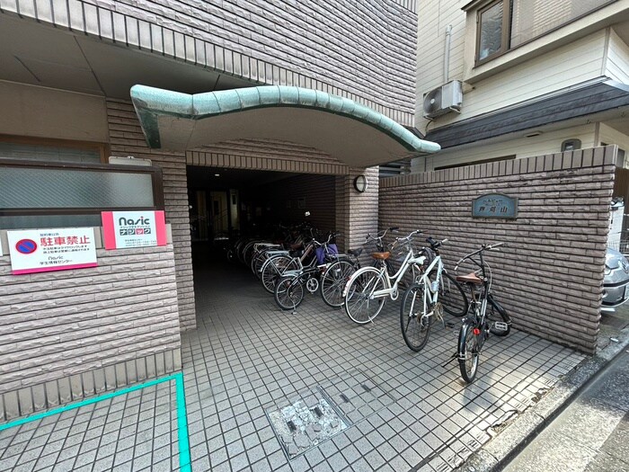 物件外観写真3　(エントランス部分)